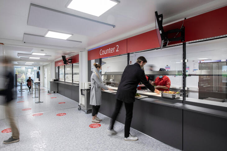 Stor matsal med serveringsbås Stor matsal med serveringsbås