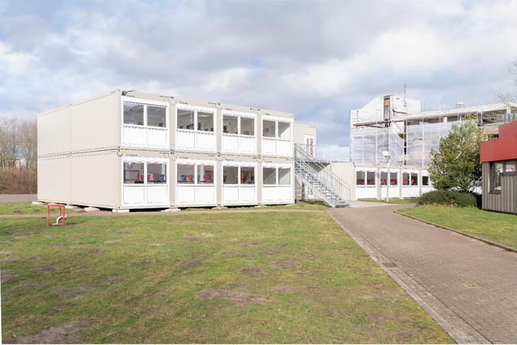 Stor skolanläggning i ett och två plan med utvändig trappa Stor skolanläggning i ett och två plan med utvändig trappa