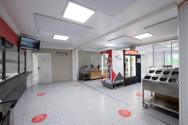 Andra delen av matsalen med behållare för bestick och dryckeskyl Andra delen av matsalen med behållare för bestick och dryckeskyl