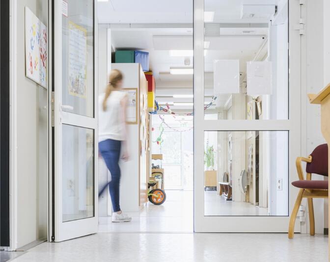 Skolkorridor med glasdörrar och mycket ljusinsläpp Skolkorridor med glasdörrar och mycket ljusinsläpp