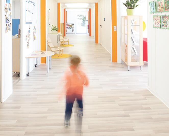 Korridormodul på en förskola med färgglada kontraster