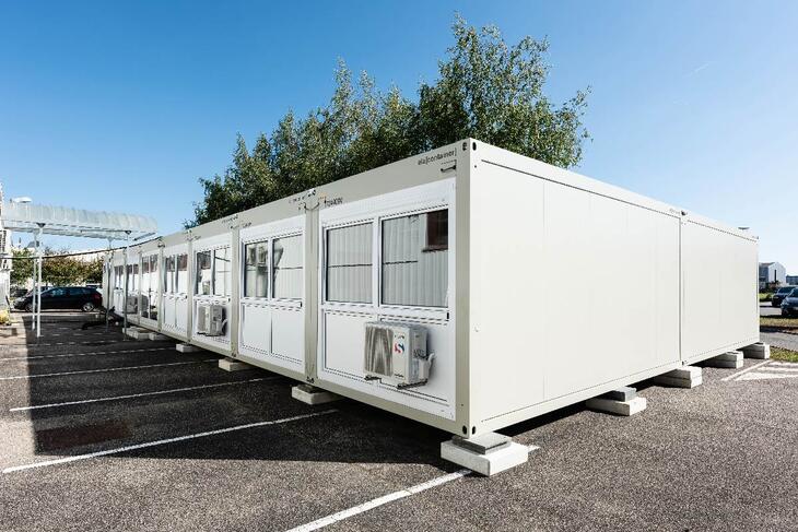 Containeranläggning med 16 containrar uppställda bredvid varandra