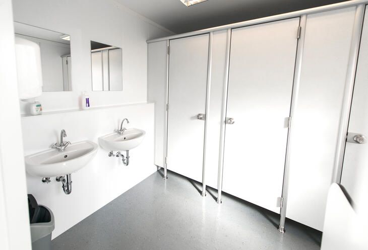 Toalettmodul med snygga toalettbås, tvättställ och speglar