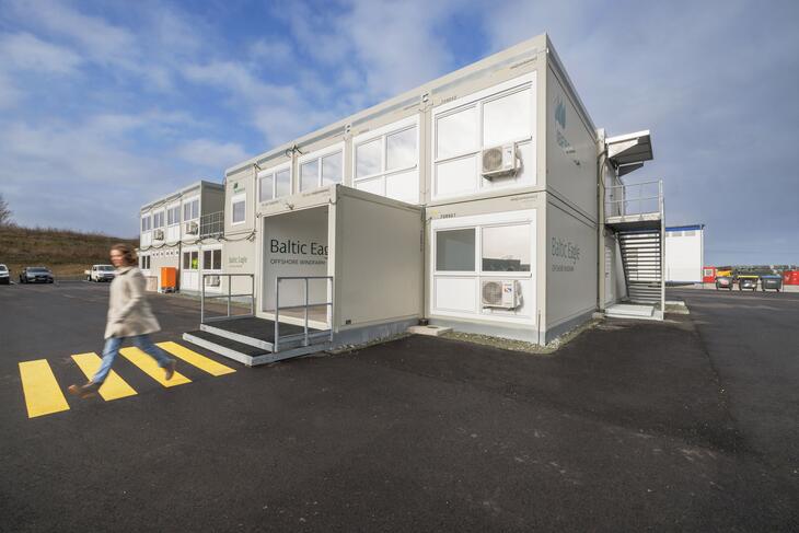 Utsida av ingången till en större bodlösning