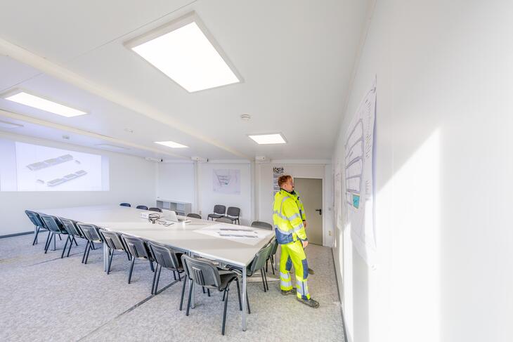 Mötesrum med bord och stolar