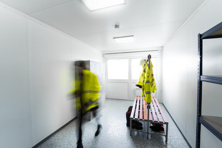 Omklädningsrum med bänkar och skåp