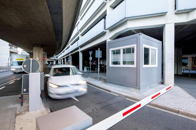 Vaktkur vid infarten till ett parkeringshus