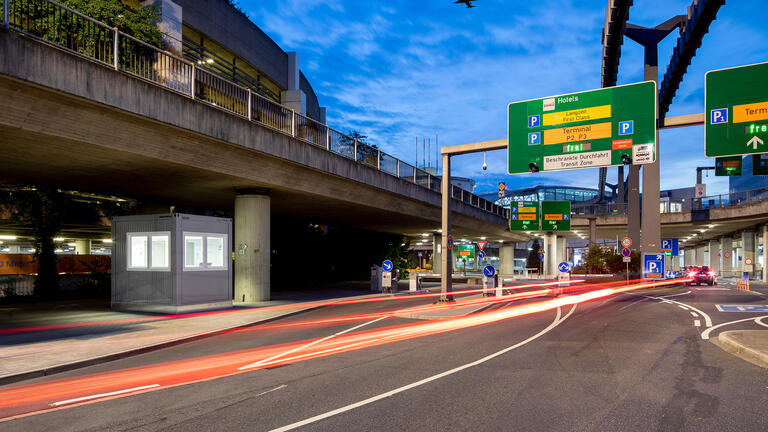 Vaktkur vid infarten till Düsseldorfs flygplats