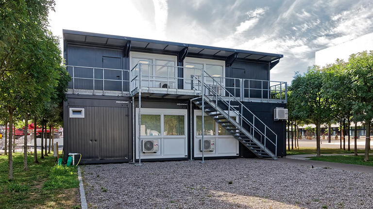 Modulbyggnad med en trappa och trappavsats