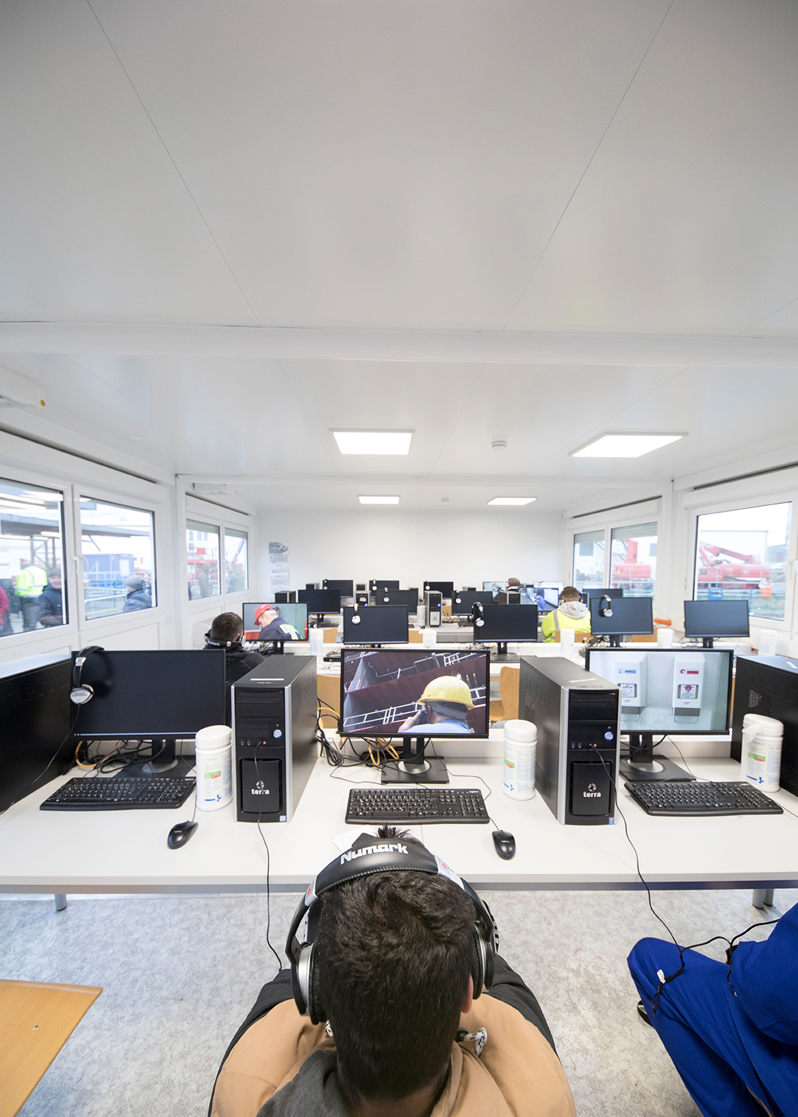 Hold training courses even before entering the factory hall - thanks to mobile training rooms. Hold training courses even before entering the factory hall - thanks to mobile training rooms.