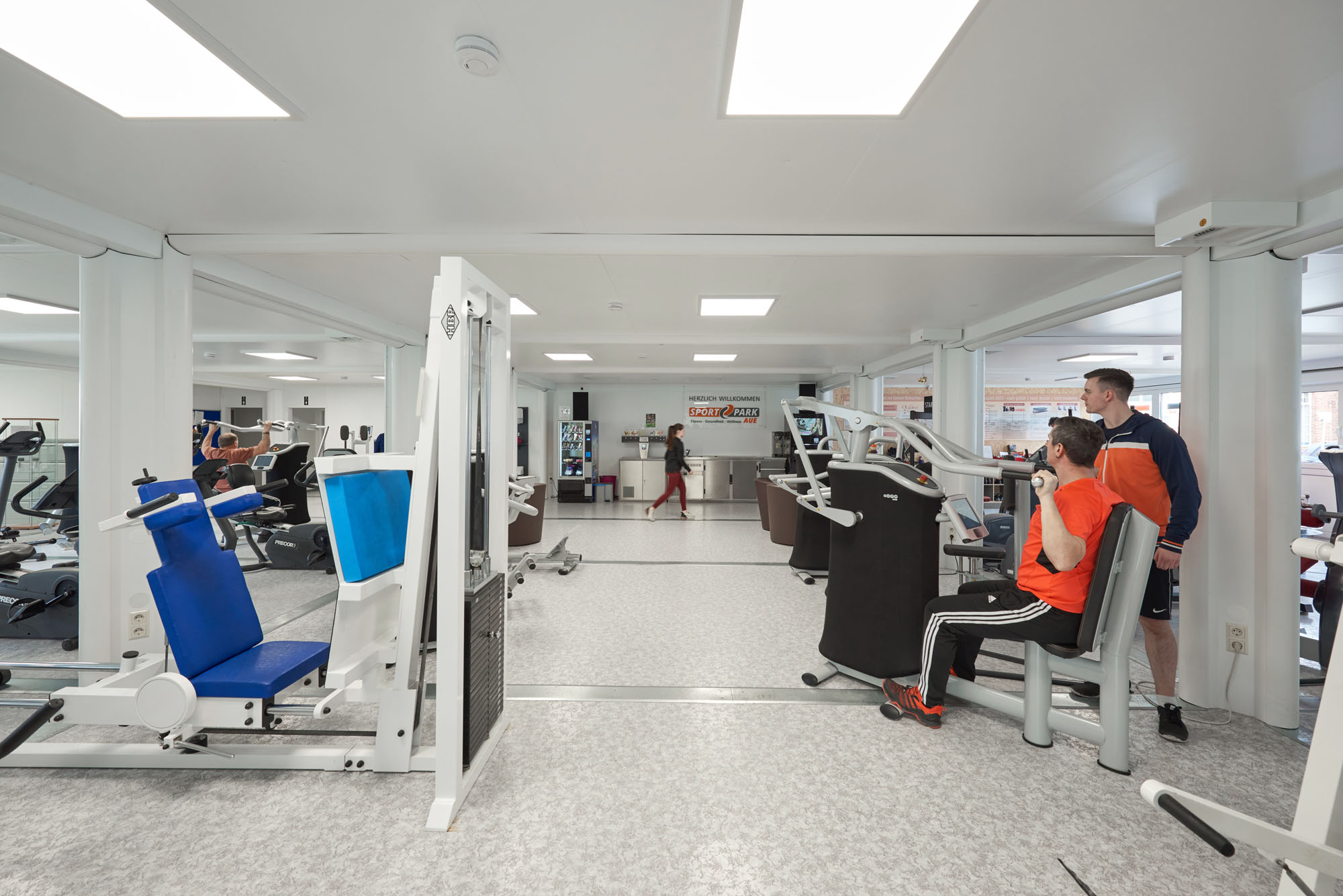 On over 520 square metres, the studio offers everything that a standard fitness studio needs. On over 520 square metres, the studio offers everything that a standard fitness studio needs.