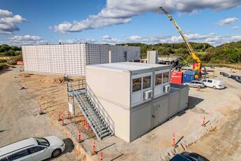 The 102 m² facility comprises four office units and two toilet units.
