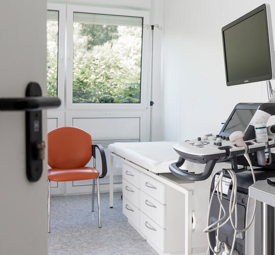 ELA Container - Behandlungszimmer mit speziellen Behandlungsgeräten