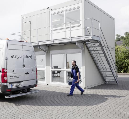 Außenansicht 4er-Containeranlage Baucontainer zweistöckig mit Außentreppe und ELA Bulli- ELA Container