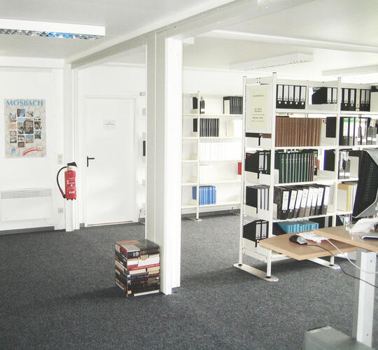 Innenansicht Bibliothek mit Bücherregal und PC im Schulcontainer - ELA Container