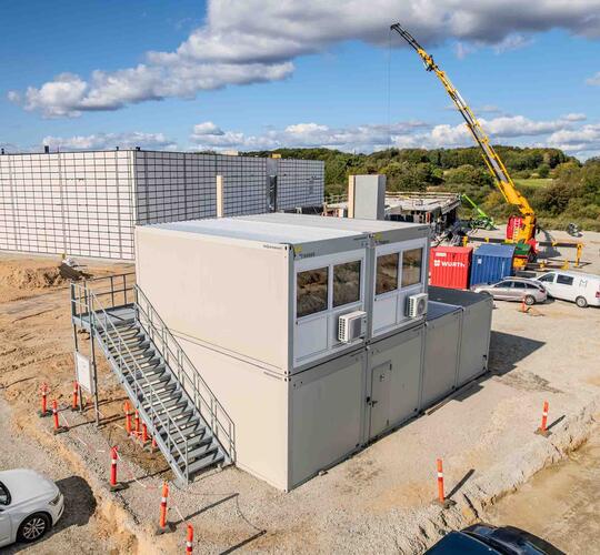 The 102 m² facility comprises four office units and two toilet units.