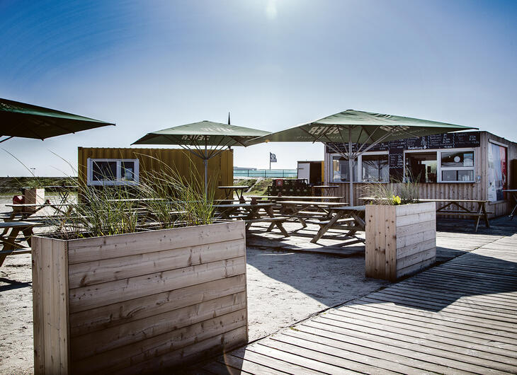 ELA Container - Verkaufsraum und Lounge am Strand