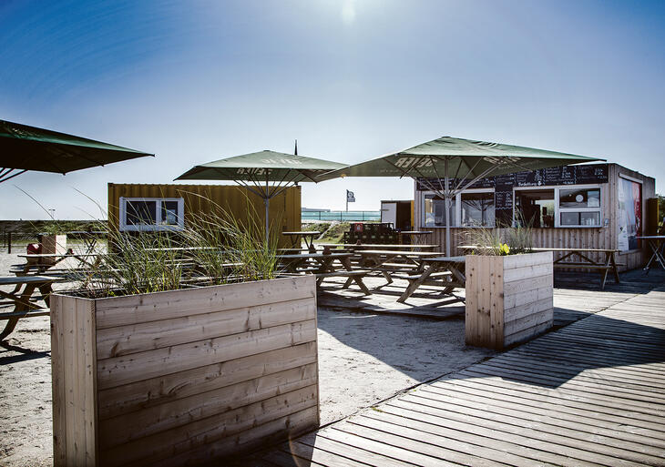 ELA Container - Verkaufsraum und Lounge am Strand