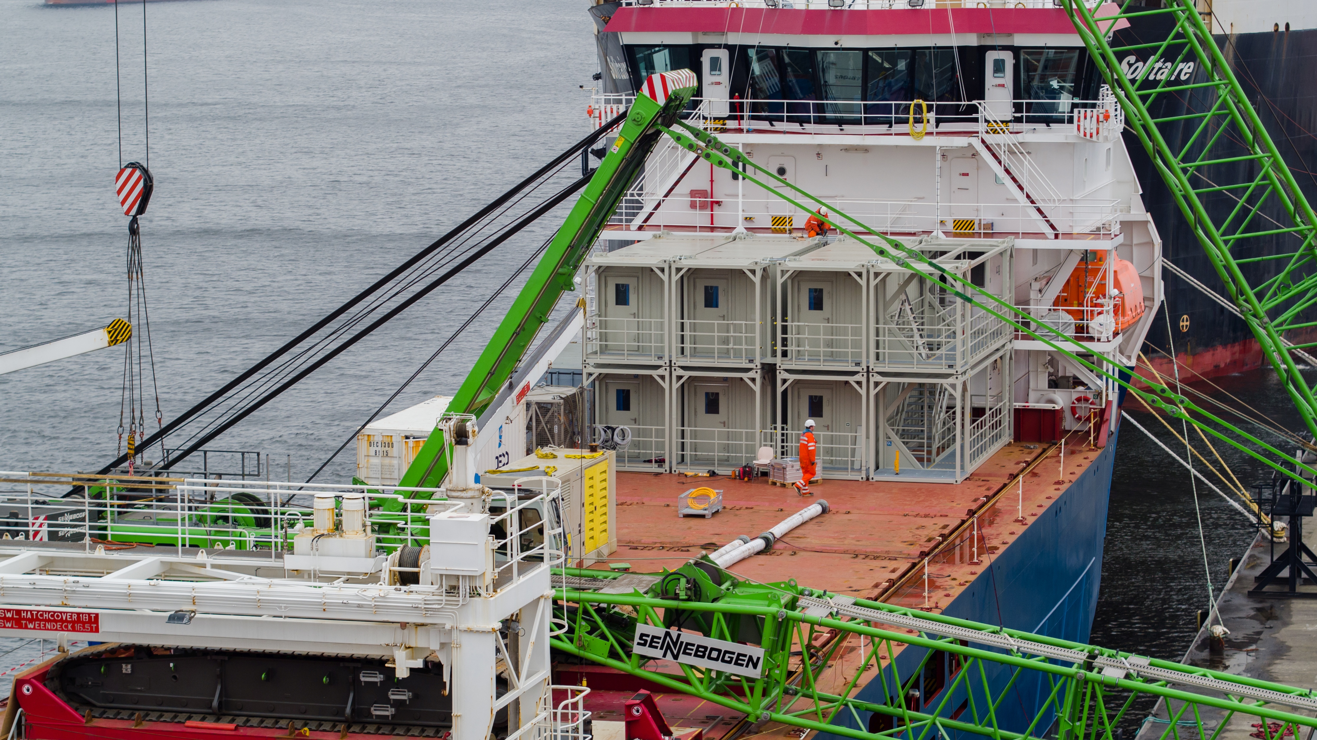 Container unit on a vessel