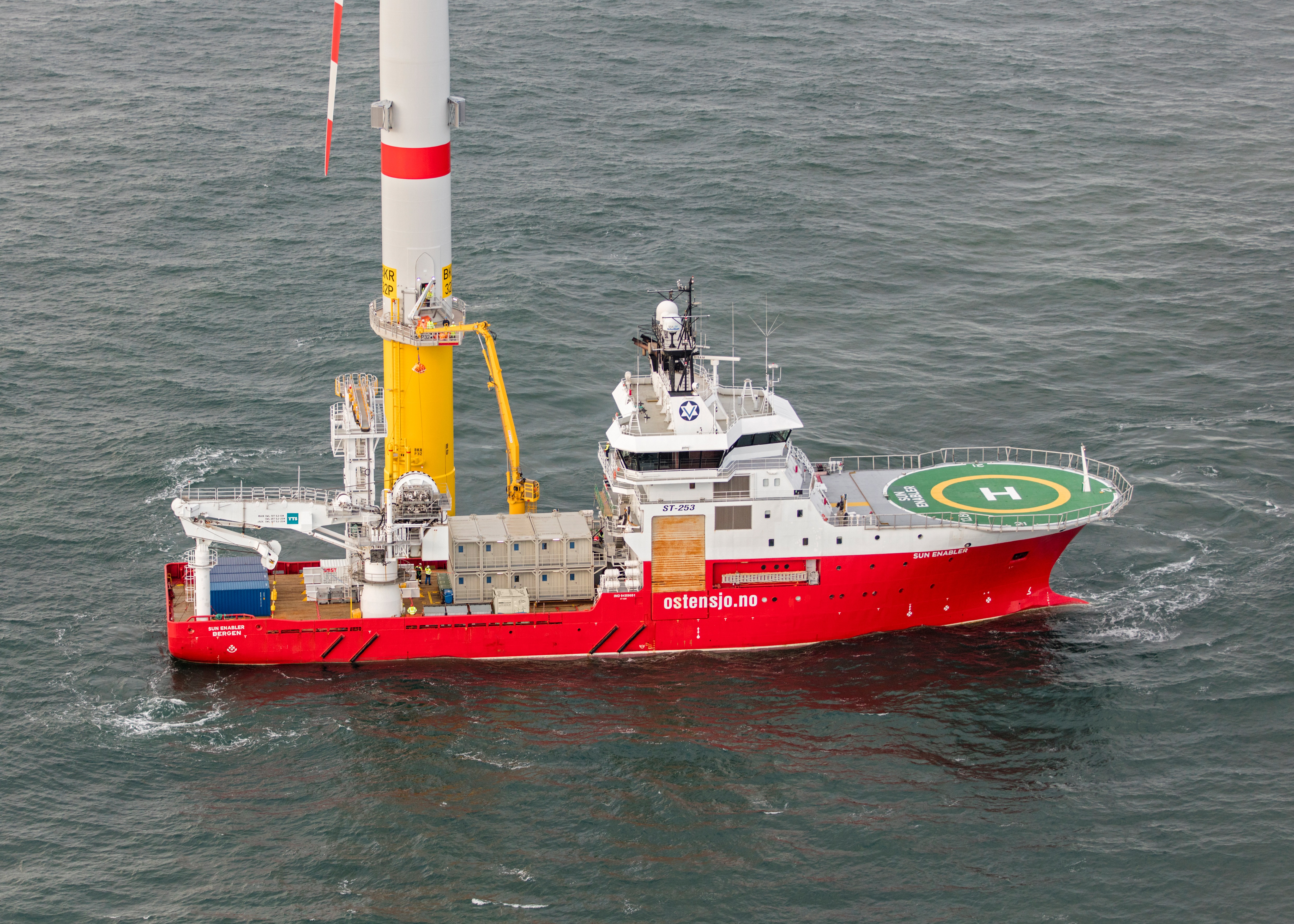 Supply vessel equipped with containers