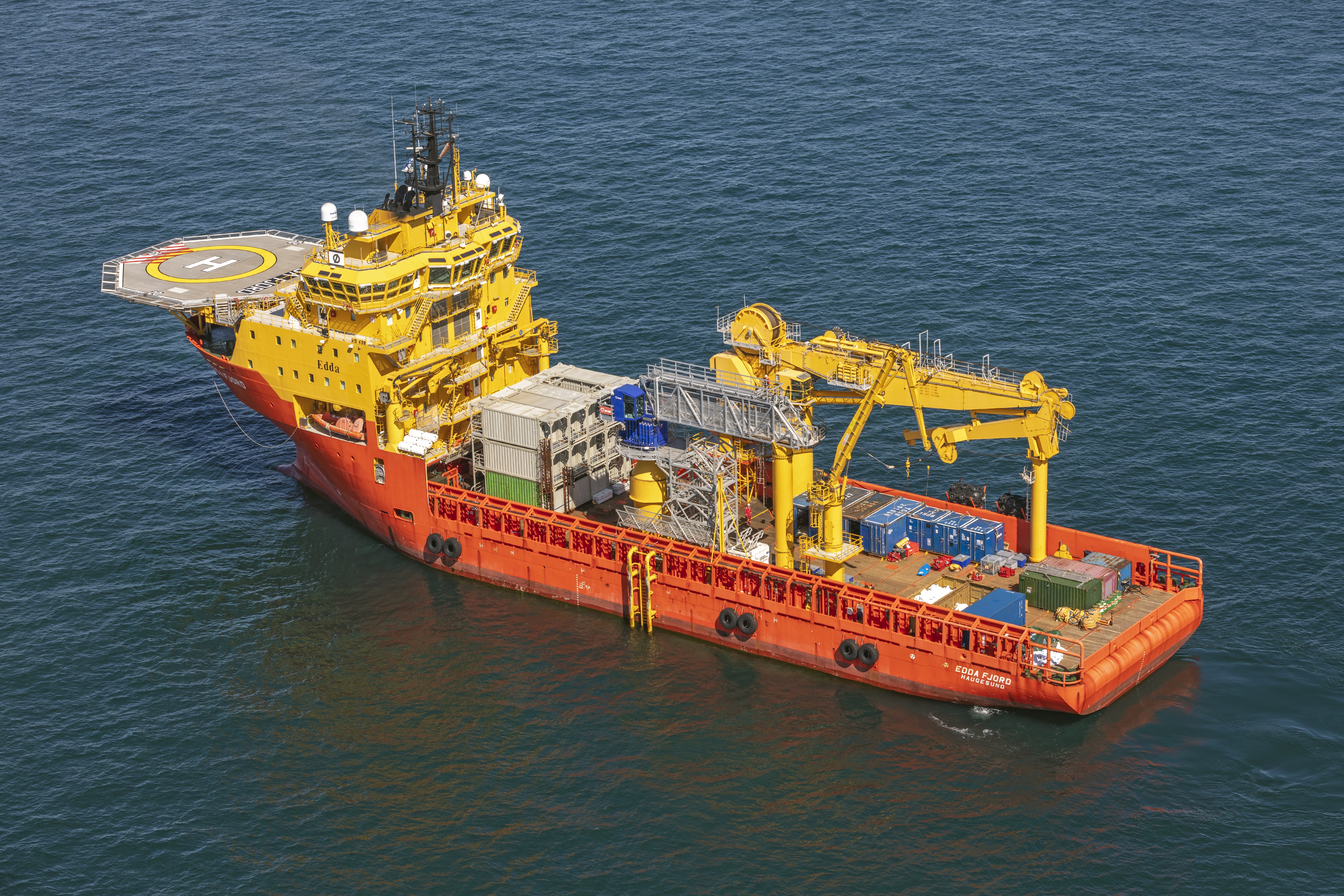 Supply vessel with containers