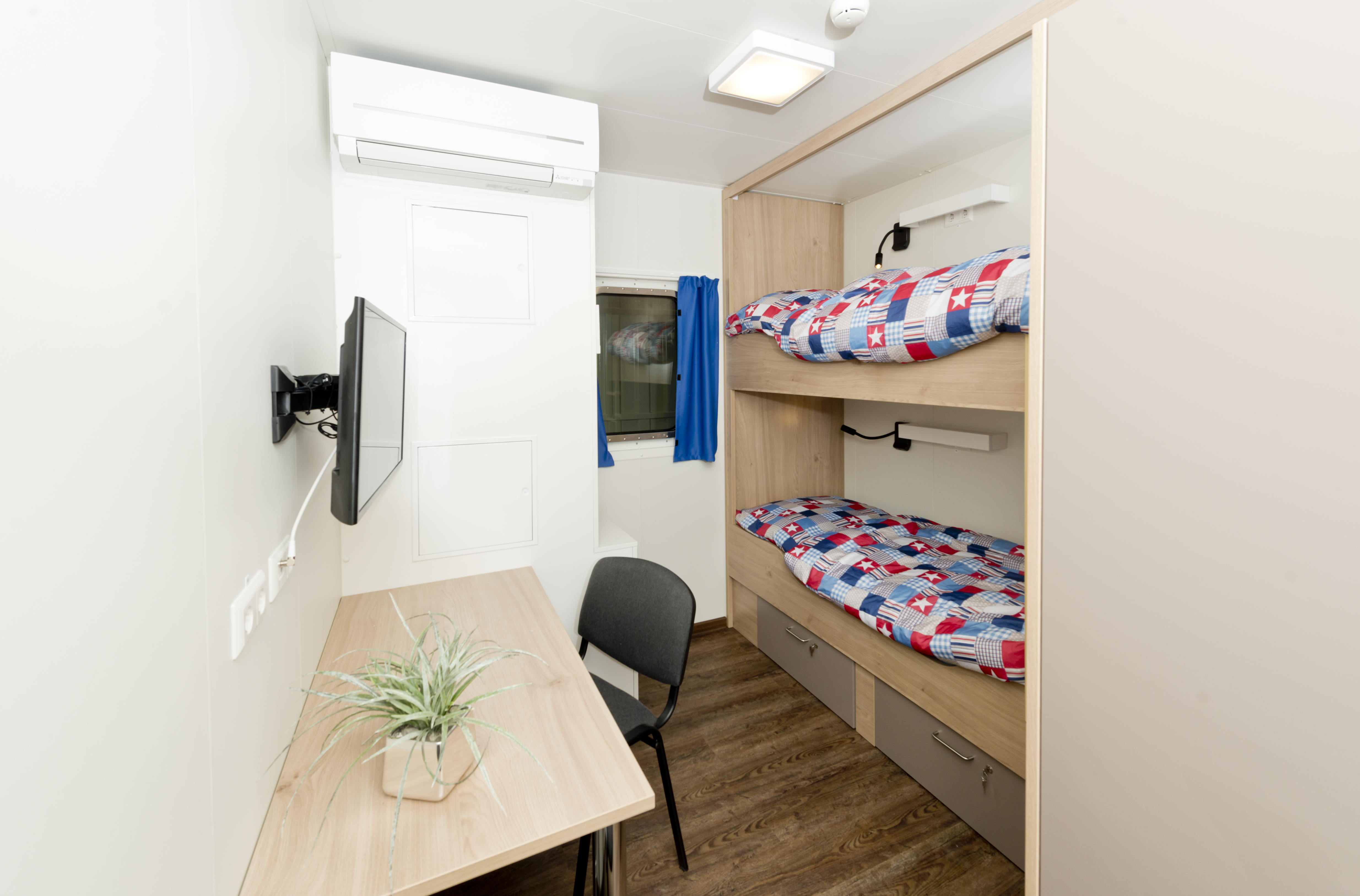 Container equipped as living quarter
