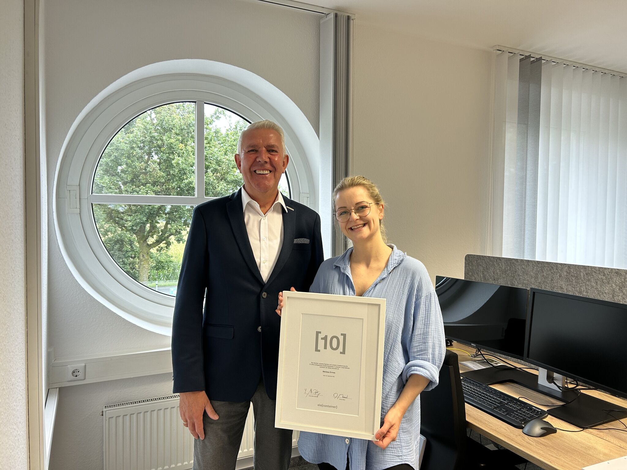 Handing over the certificate