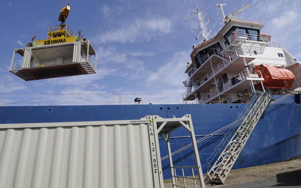 Container von einem Kran angehoben