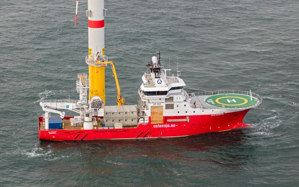 Versorgungsschiff mit Containern ausgestattet