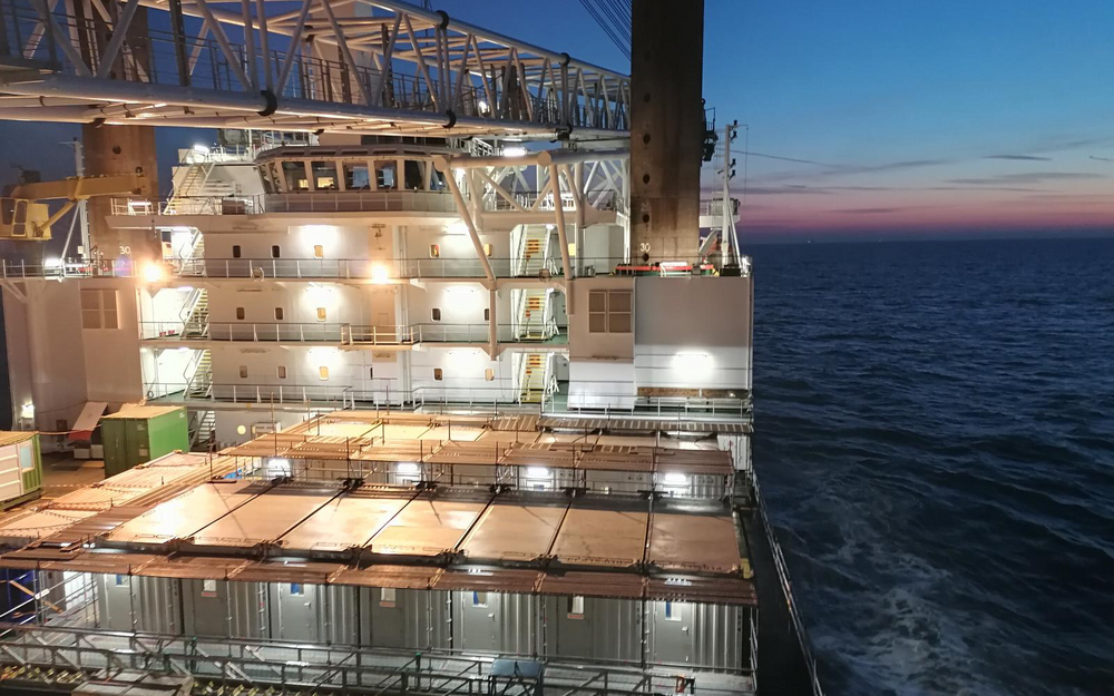 Container facility on a vessel