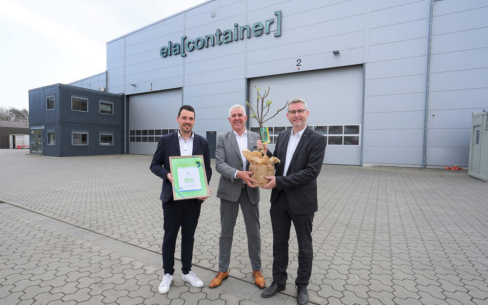 Überreichen von Urkunden und Apfelbaum