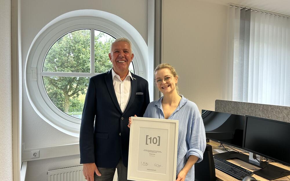 Überreichen der Urkunde