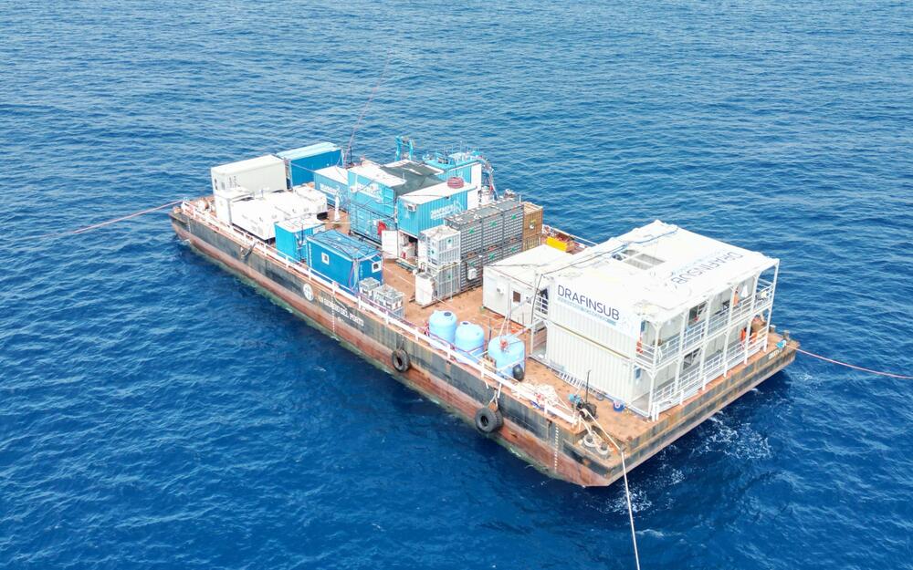 Auf der Barge installierte Container