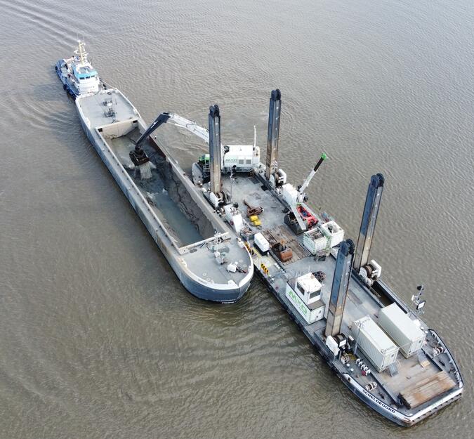 Barge mit Containern an Bord