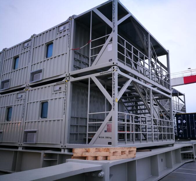 Container unit on a platform