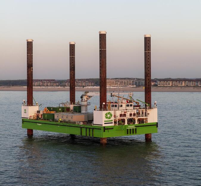 Jack-Up Barge mit Containern an Bord