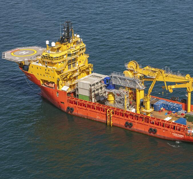 Versorgungsschiff mit Containeranlage