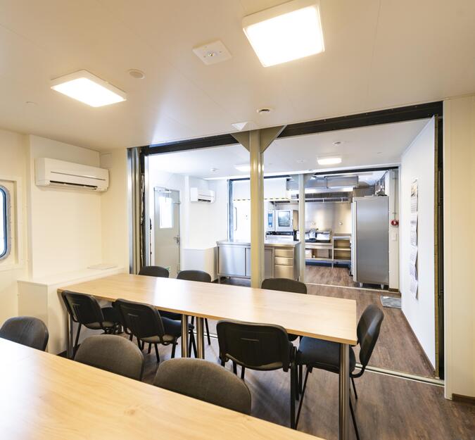 Container ausgestattet mit Küche und Essbereich